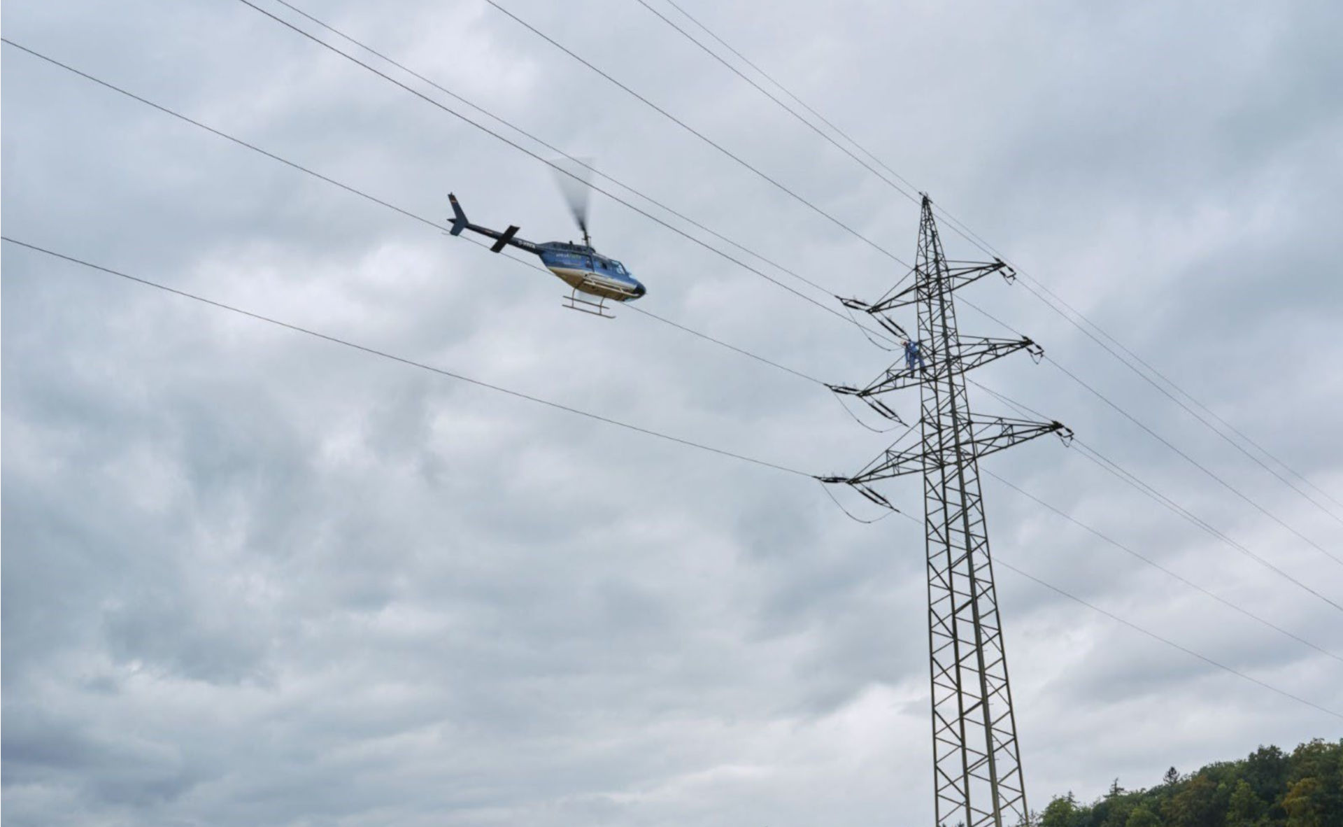 Hubschrauber kontrolliert Freileitungen